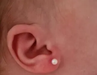 Cuidado y seguridad en la puesta de pendientes para bebés